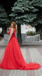 Piękna sukienka idealna na wyjątkowe okazje. - obrazek 2