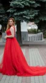 Ekskluzywna suknia wieczorowa z trenem - obrazek 3