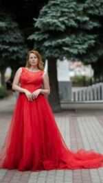 Ekskluzywna suknia wieczorowa z trenem - obrazek 2